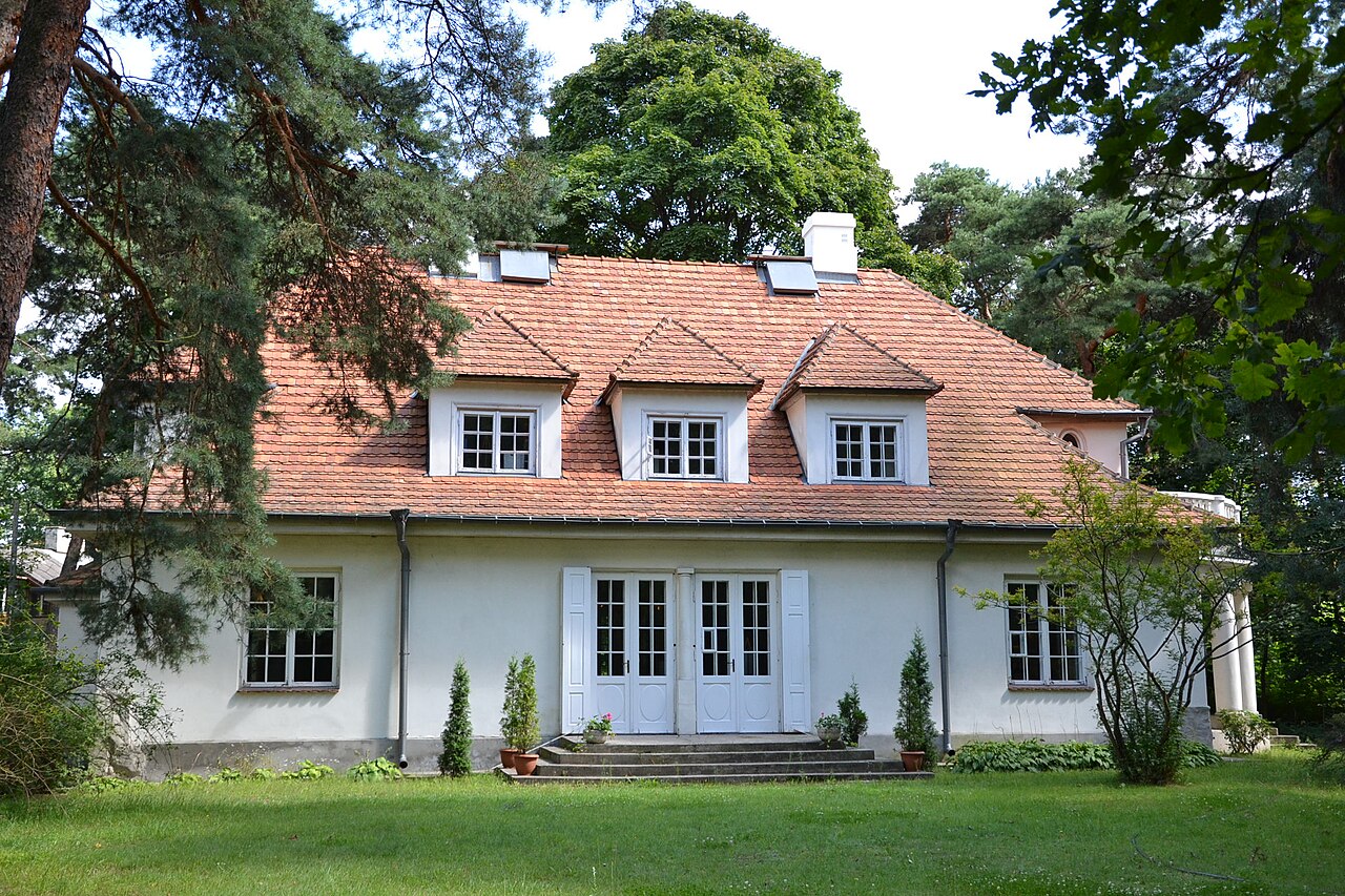 Centrum Sulejówka - kawiarnie, muzeum Piłsudskiego, wille międzywojenne